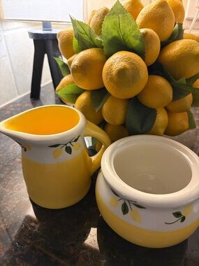 Terramoto ceramic lemon sugar/ creamer set. 1990’s Vintage. Pitcher 4” sugar 3”